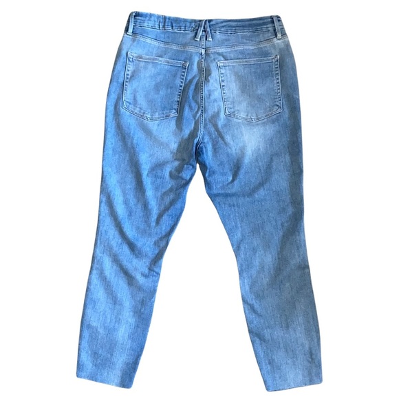 NEW Good American Good Waist Crop Fray Hem Distressed Knees Blue Wash Jeans NWT - Picture 8 of 9